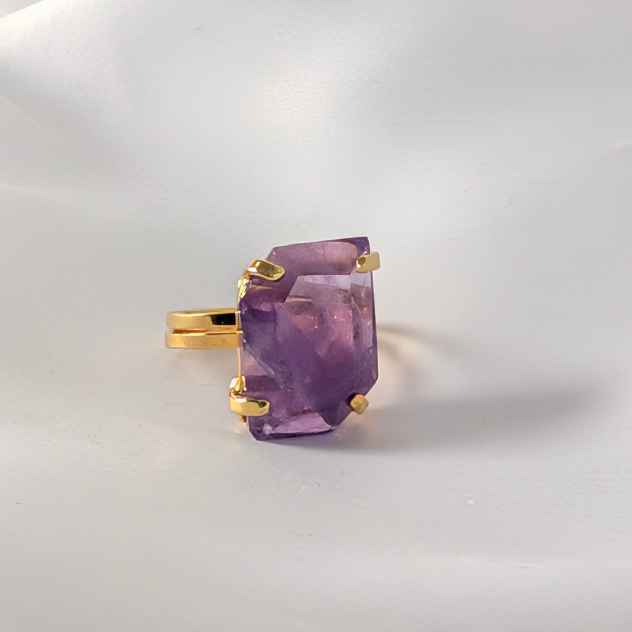 Amethist ring 5 – curated crystal by Marga Jacobs | rust, symboliek en intuïtieve zelfzorg