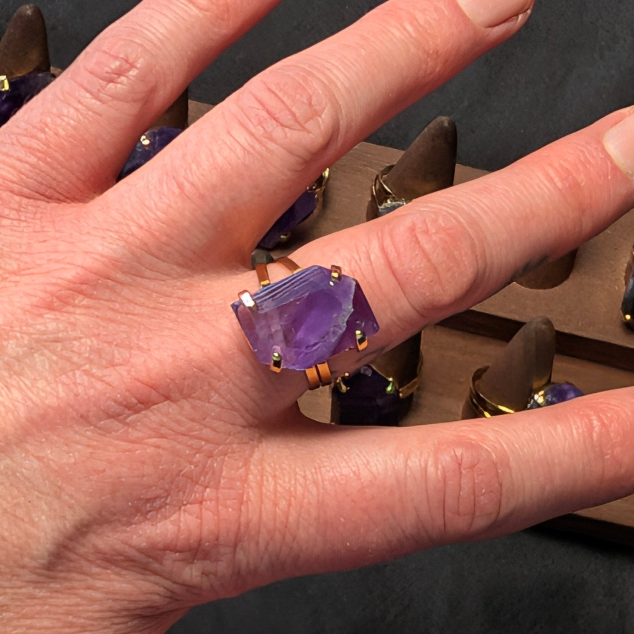 Amethist ring 5 – curated crystal by Marga Jacobs | rust, symboliek en intuïtieve zelfzorg