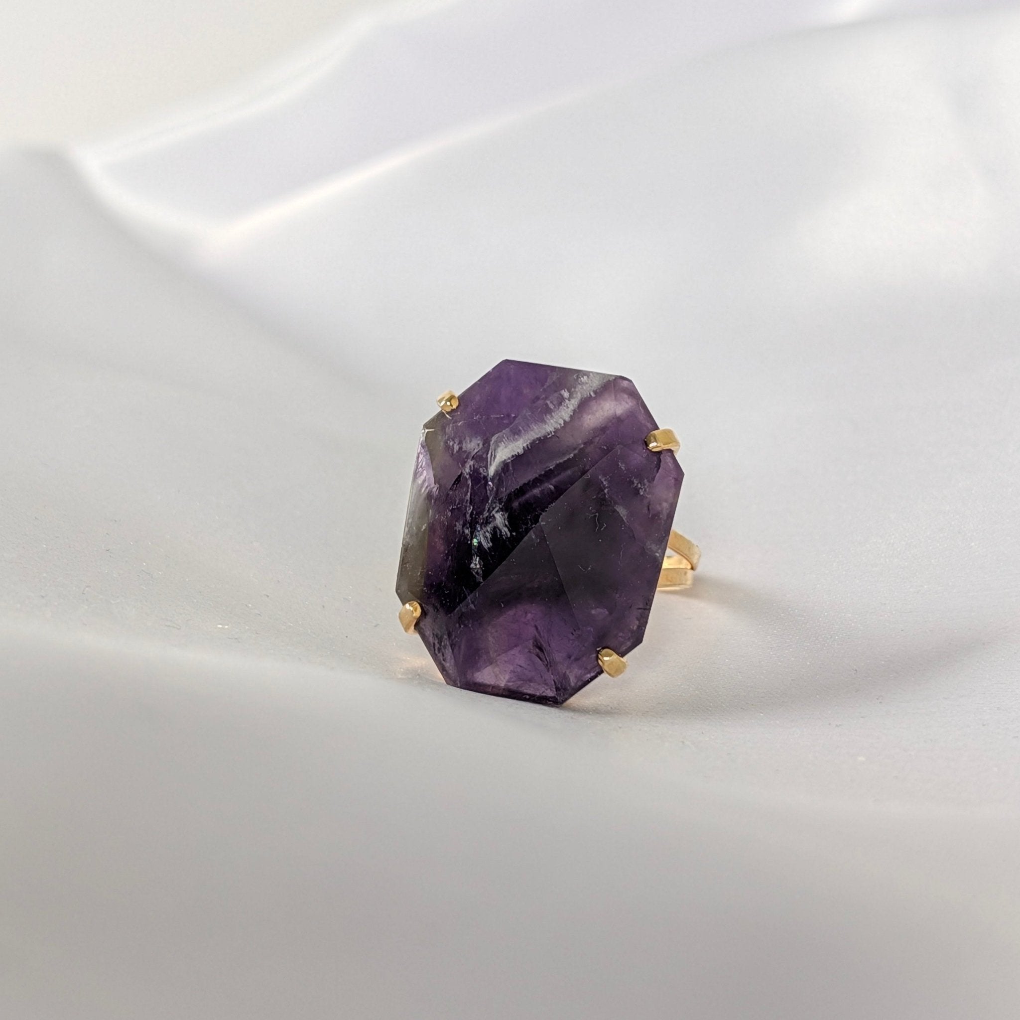 Amethist ring 6 – curated crystal by Marga Jacobs | rust, symboliek en intuïtieve zelfzorg