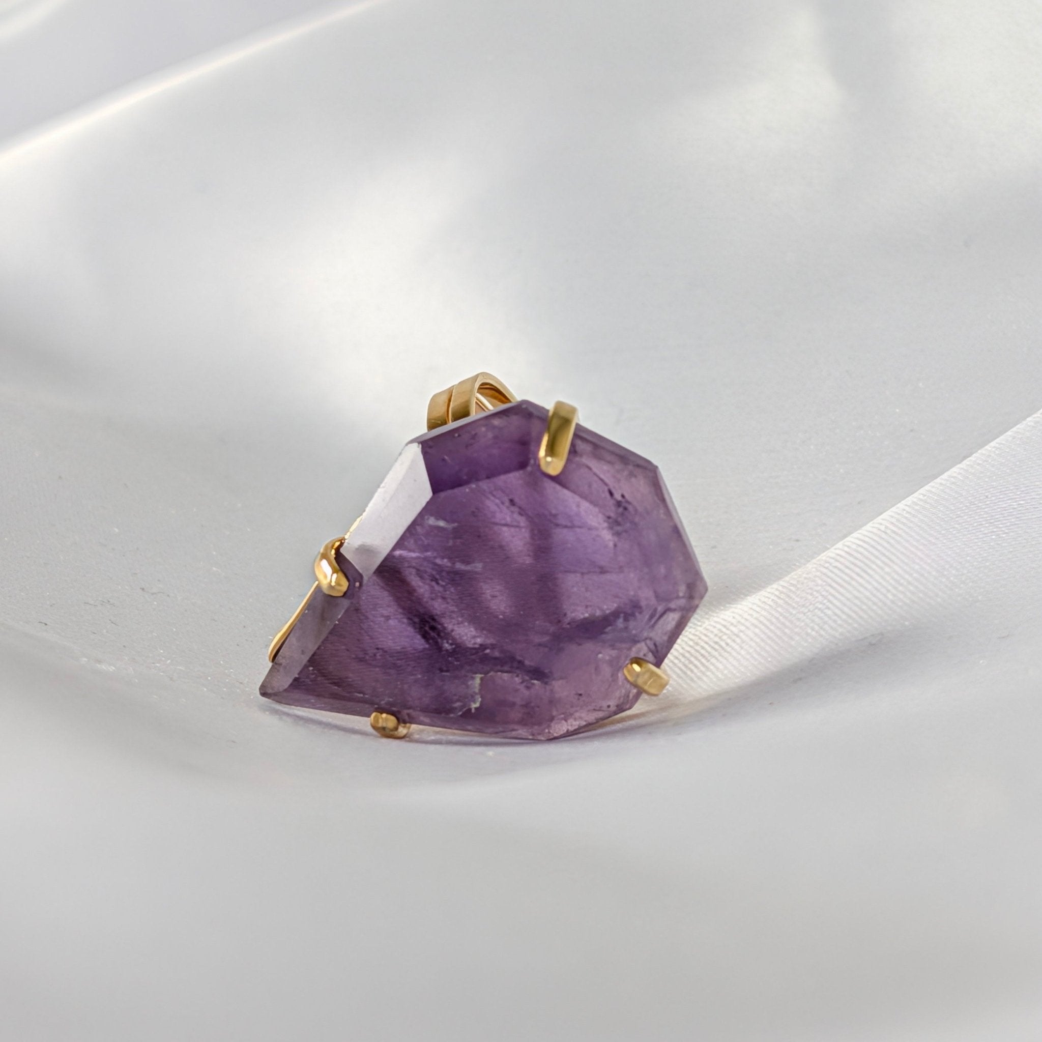 Amethist ring 7 – curated crystal by Marga Jacobs | rust, symboliek en intuïtieve zelfzorg