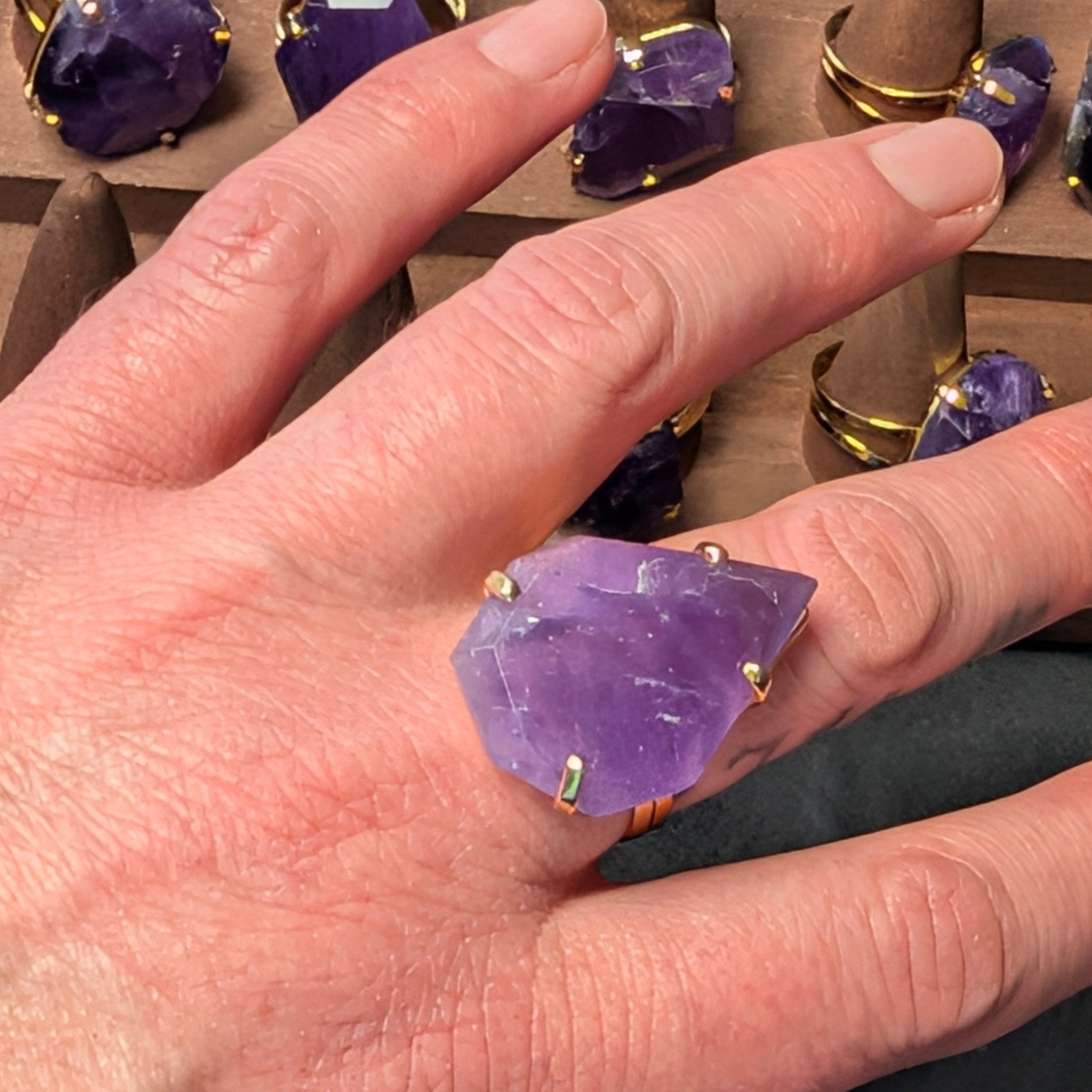 Amethist ring 7 – curated crystal by Marga Jacobs | rust, symboliek en intuïtieve zelfzorg