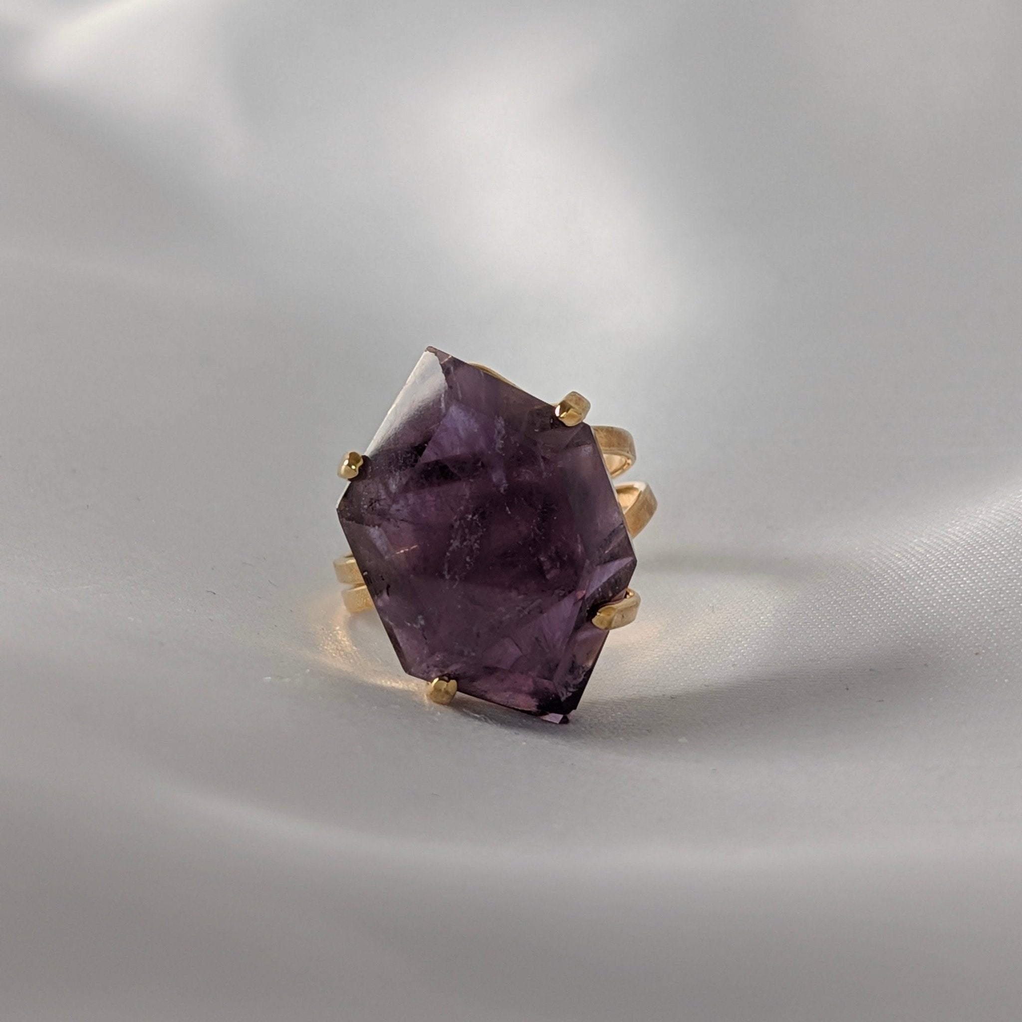 Amethist ring 8 – curated crystal by Marga Jacobs | rust, symboliek en intuïtieve zelfzorg