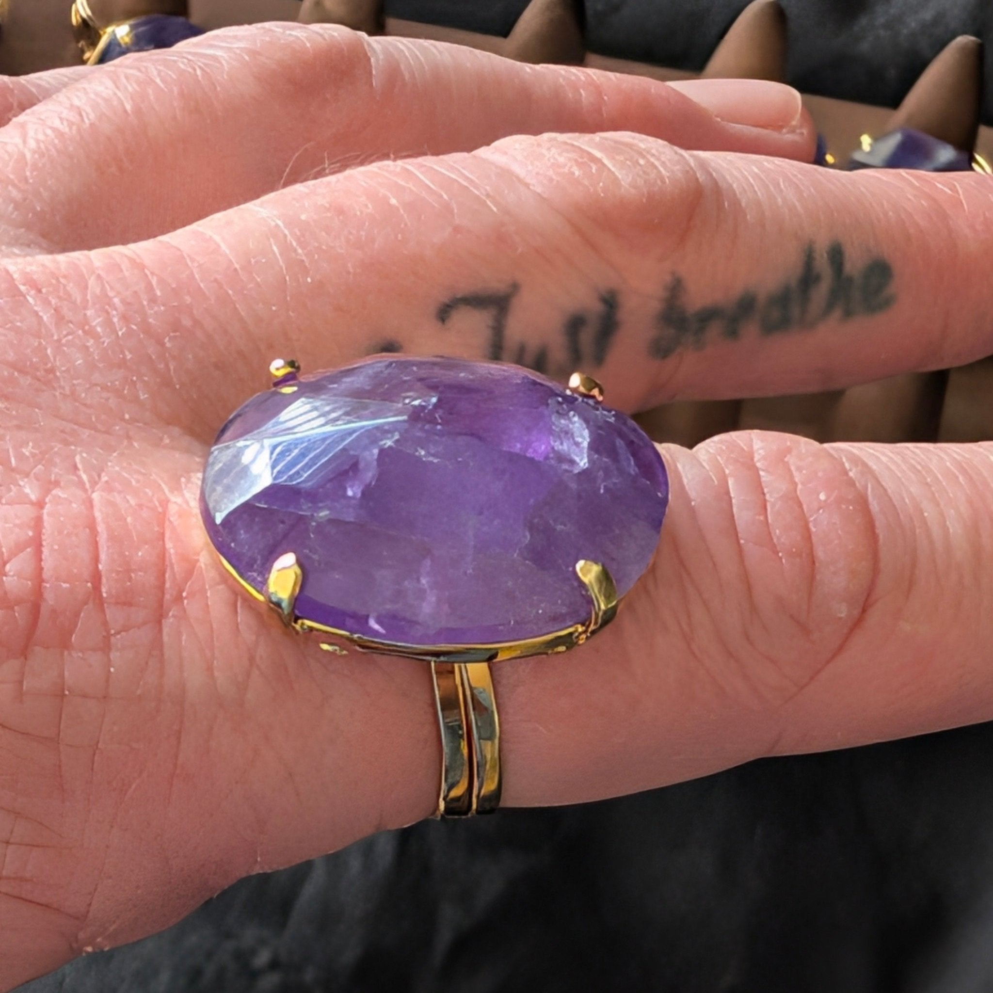 Amethist ring 9 – curated crystal by Marga Jacobs | rust, symboliek en intuïtieve zelfzorg