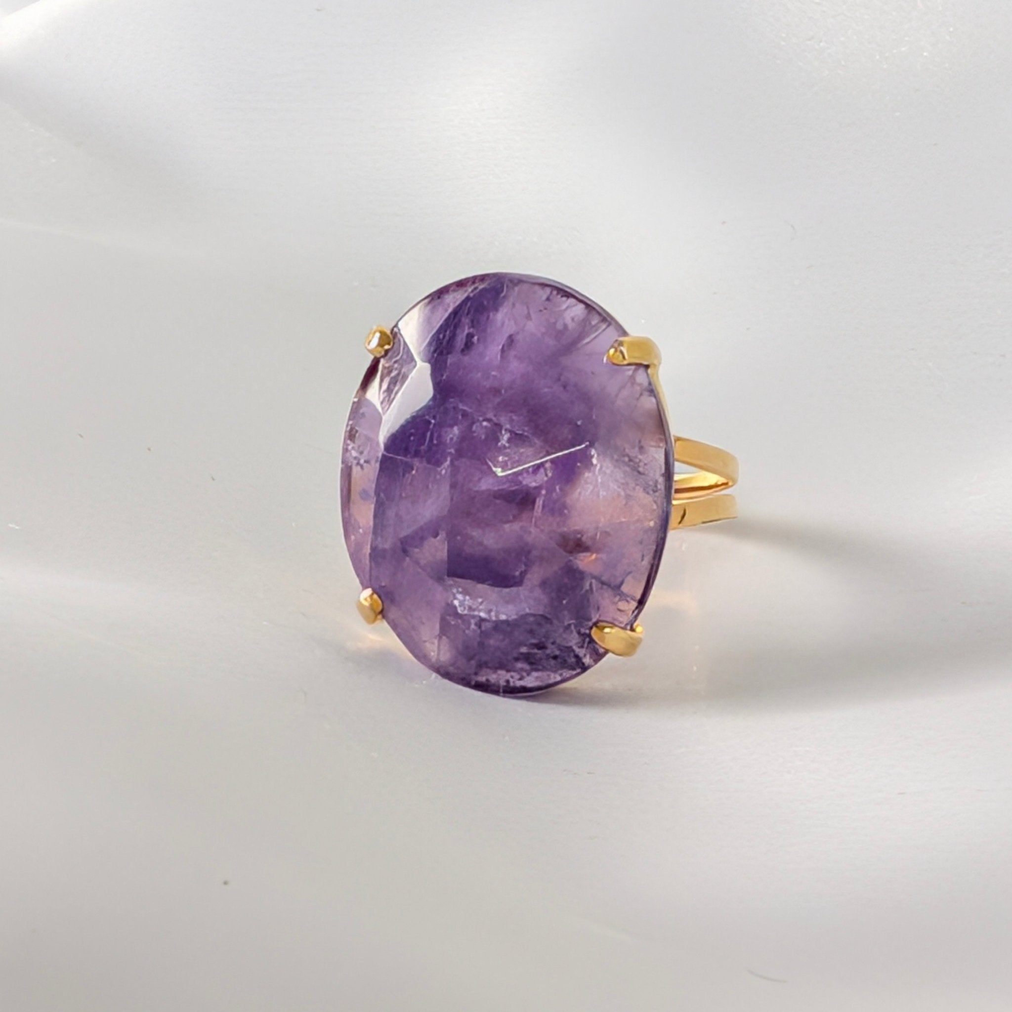 Amethist ring 9 – curated crystal by Marga Jacobs | rust, symboliek en intuïtieve zelfzorg