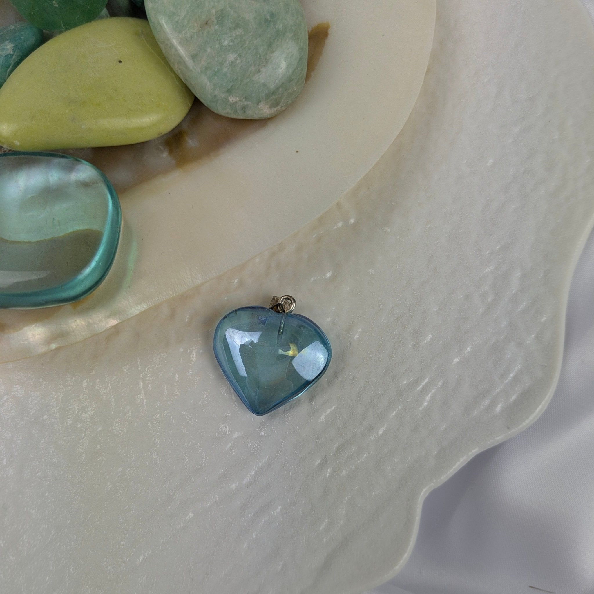 Aqua aura edelsteen hanger hart | 20 mm – curated crystal by Marga Jacobs | rust, symboliek en intuïtieve zelfzorg