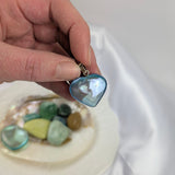 Aqua aura edelsteen hanger hart | 20 mm – curated crystal by Marga Jacobs | rust, symboliek en intuïtieve zelfzorg