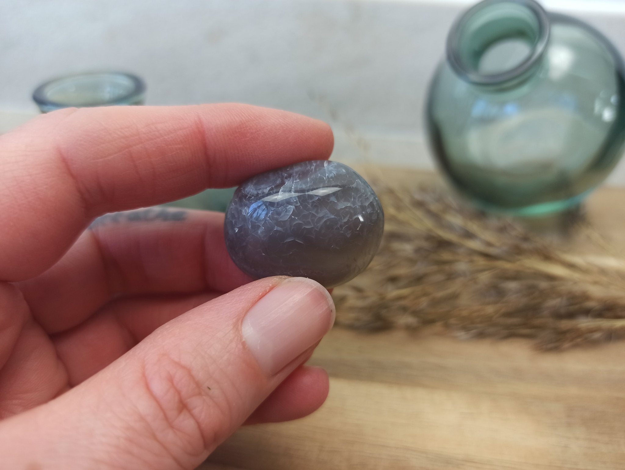 Avaloniet trommelstenen – curated crystal by Marga Jacobs | rust, symboliek en intuïtieve zelfzorg