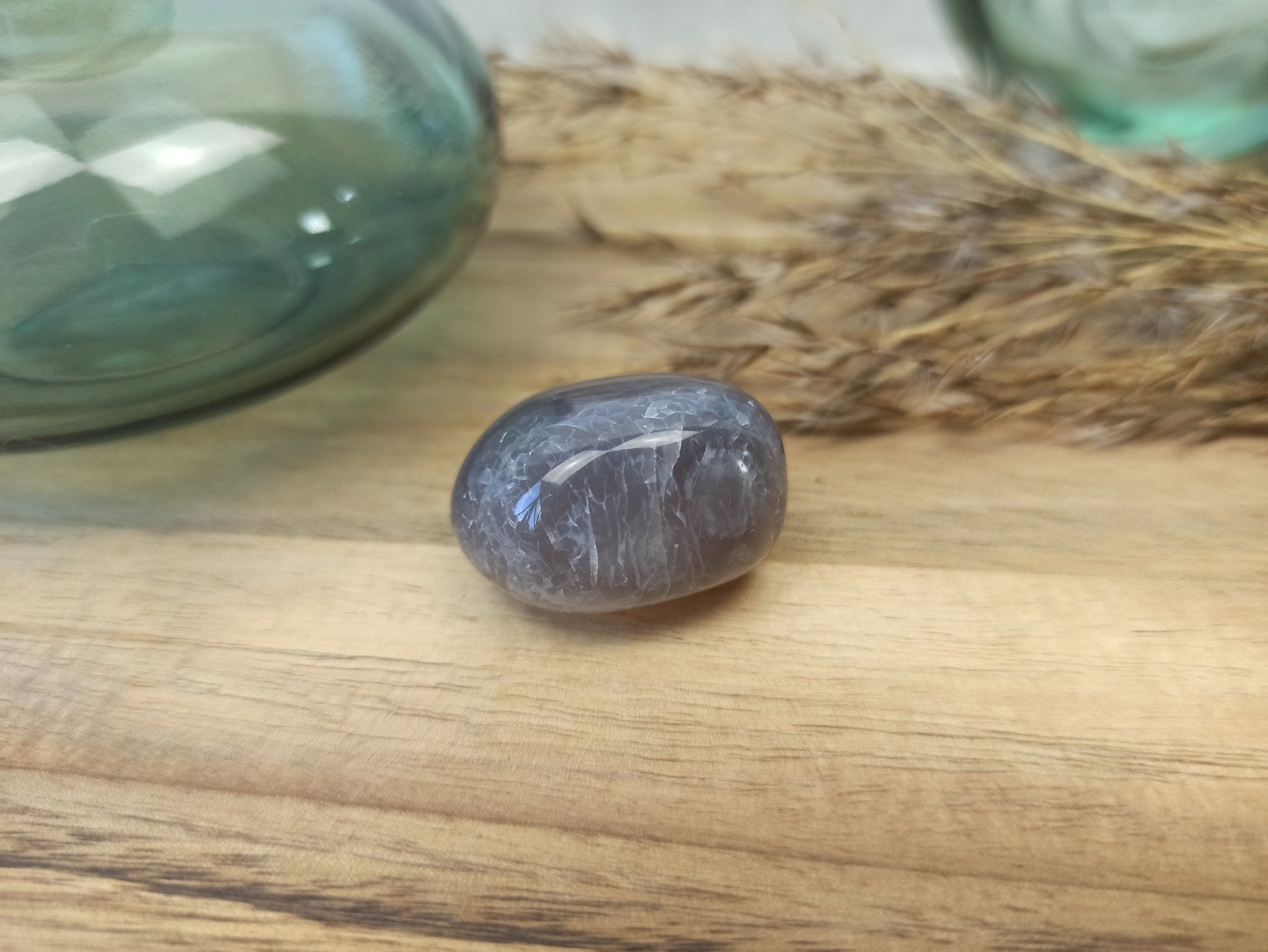 Avaloniet trommelstenen – curated crystal by Marga Jacobs | rust, symboliek en intuïtieve zelfzorg