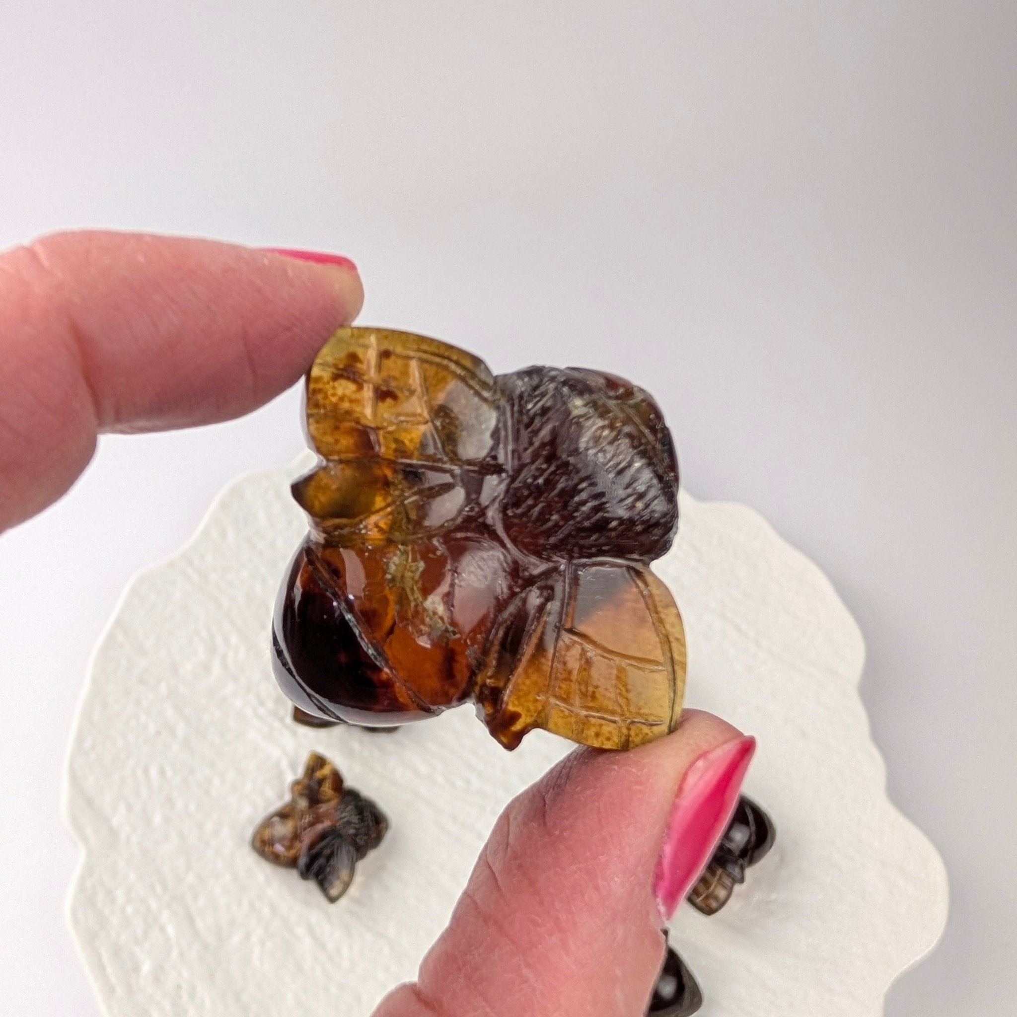 Barnsteen bijtje – curated crystal by Marga Jacobs | rust, symboliek en intuïtieve zelfzorg