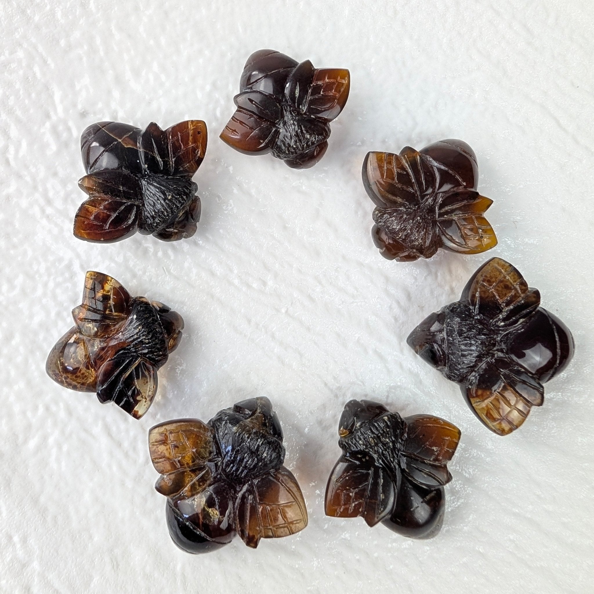 Barnsteen bijtje – curated crystal by Marga Jacobs | rust, symboliek en intuïtieve zelfzorg