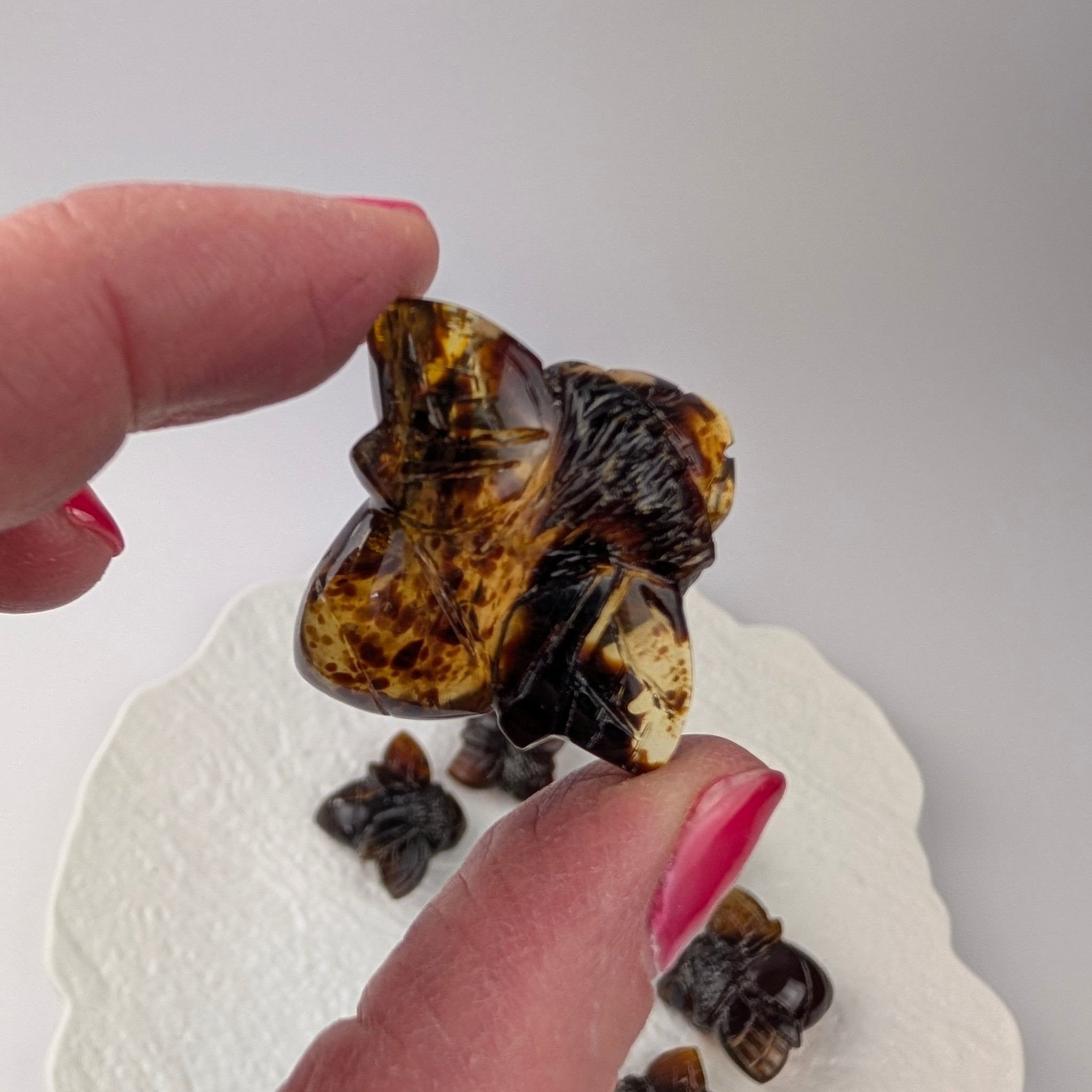 Barnsteen bijtje – curated crystal by Marga Jacobs | rust, symboliek en intuïtieve zelfzorg
