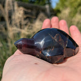 Barnsteen schildpad 3 – curated crystal by Marga Jacobs | rust, symboliek en intuïtieve zelfzorg