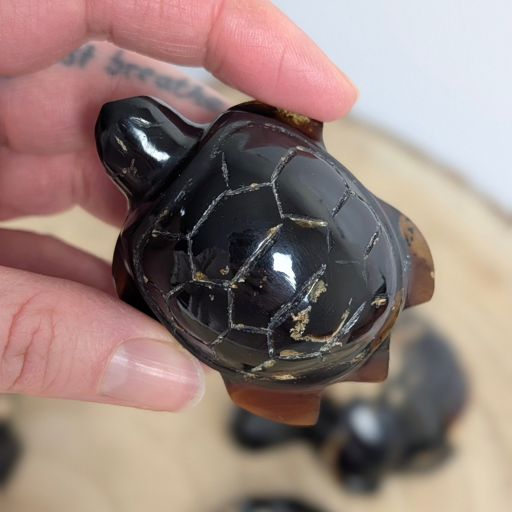 Barnsteen schildpadje – curated crystal by Marga Jacobs | rust, symboliek en intuïtieve zelfzorg