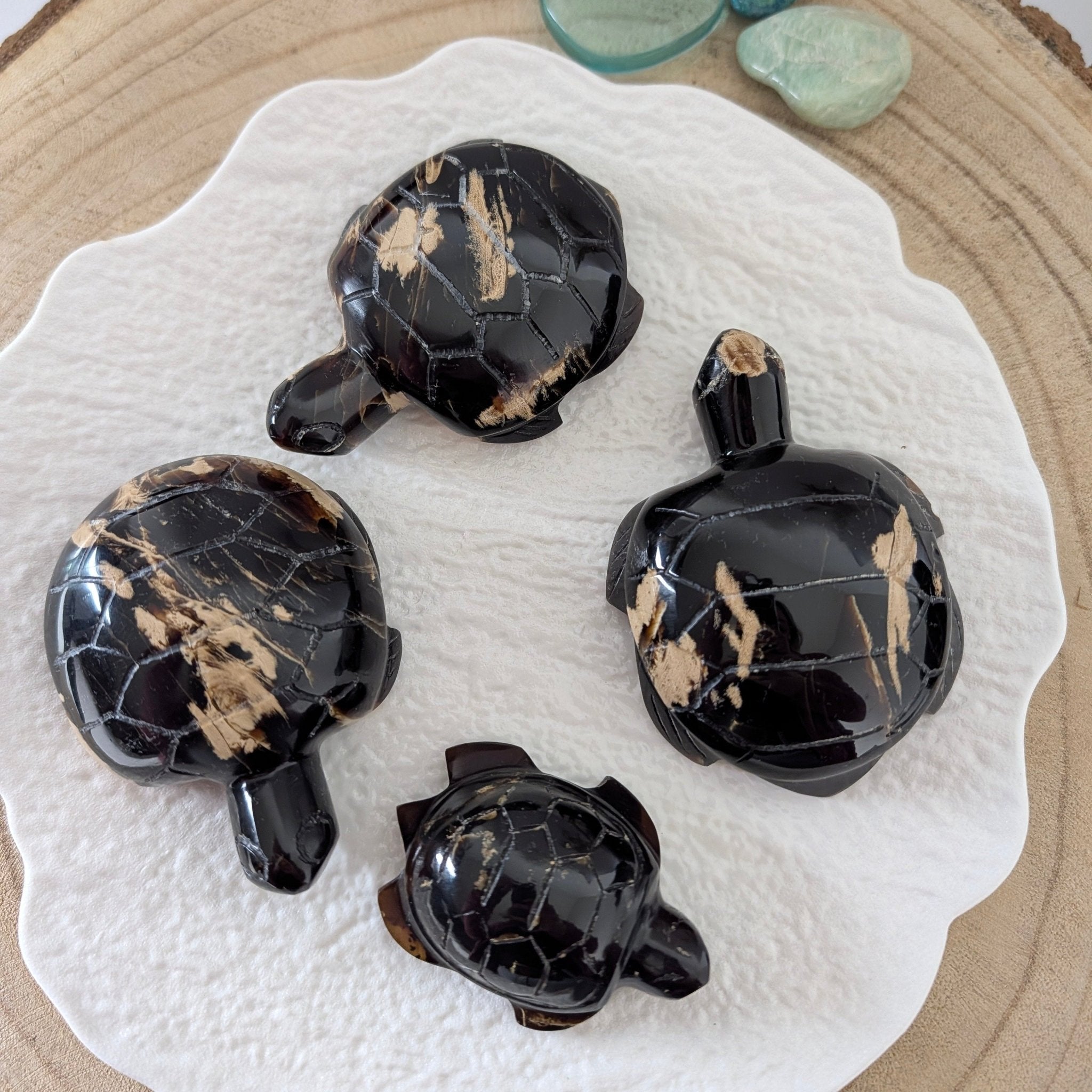 Barnsteen schildpadje – curated crystal by Marga Jacobs | rust, symboliek en intuïtieve zelfzorg