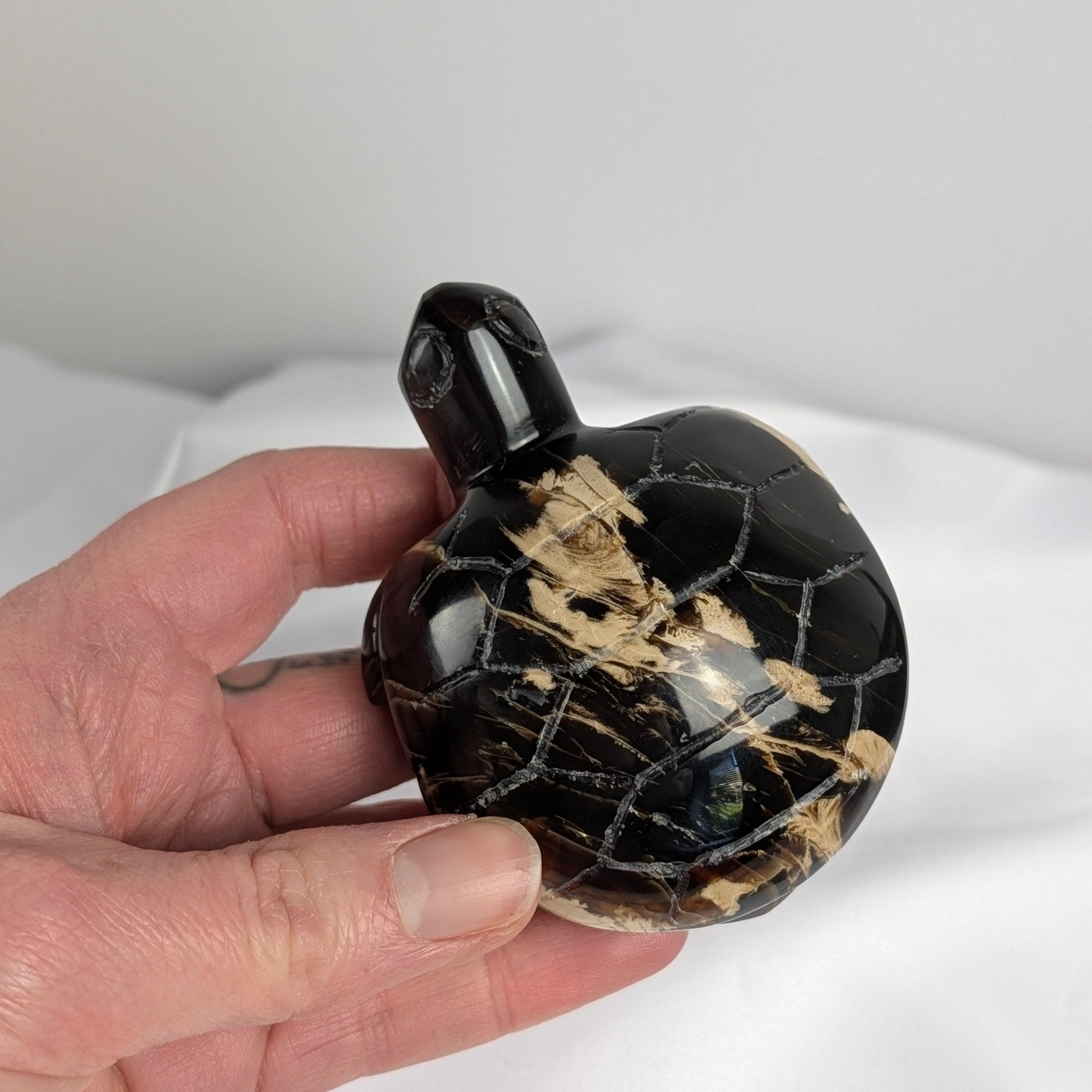 Barnsteen schildpadje – curated crystal by Marga Jacobs | rust, symboliek en intuïtieve zelfzorg