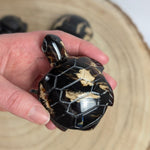 Barnsteen schildpadje – curated crystal by Marga Jacobs | rust, symboliek en intuïtieve zelfzorg