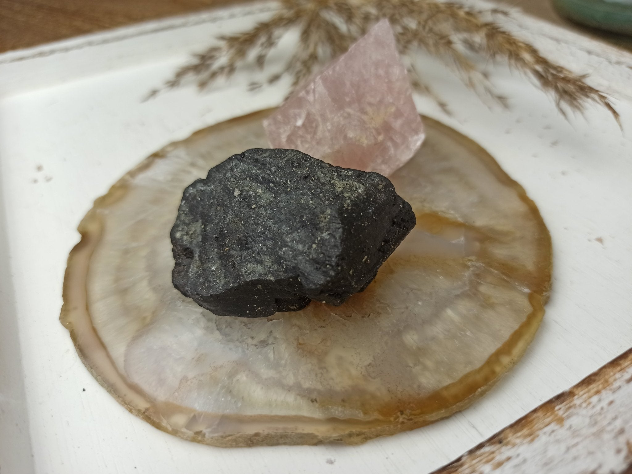 Bedsetje – curated crystal by Marga Jacobs | rust, symboliek en intuïtieve zelfzorg