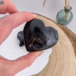 Blauwe tijgeroog harten – curated crystal by Marga Jacobs | rust, symboliek en intuïtieve zelfzorg