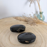 Blauwe tijgeroog palmstenen – curated crystal by Marga Jacobs | rust, symboliek en intuïtieve zelfzorg