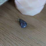 Blauwe toermalijn (indicoliet) edelsteen hanger – curated crystal by Marga Jacobs | rust, symboliek en intuïtieve zelfzorg