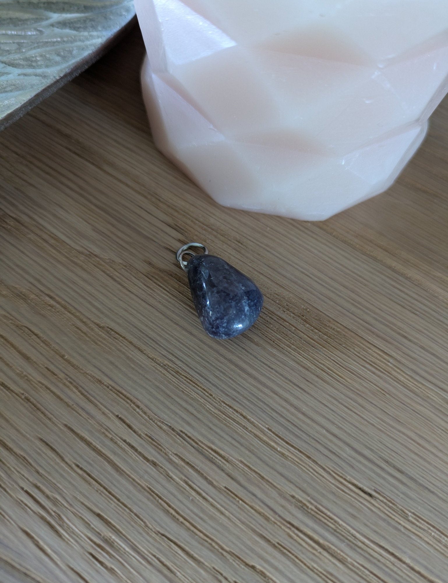 Blauwe toermalijn (indicoliet) edelsteen hanger – curated crystal by Marga Jacobs | rust, symboliek en intuïtieve zelfzorg