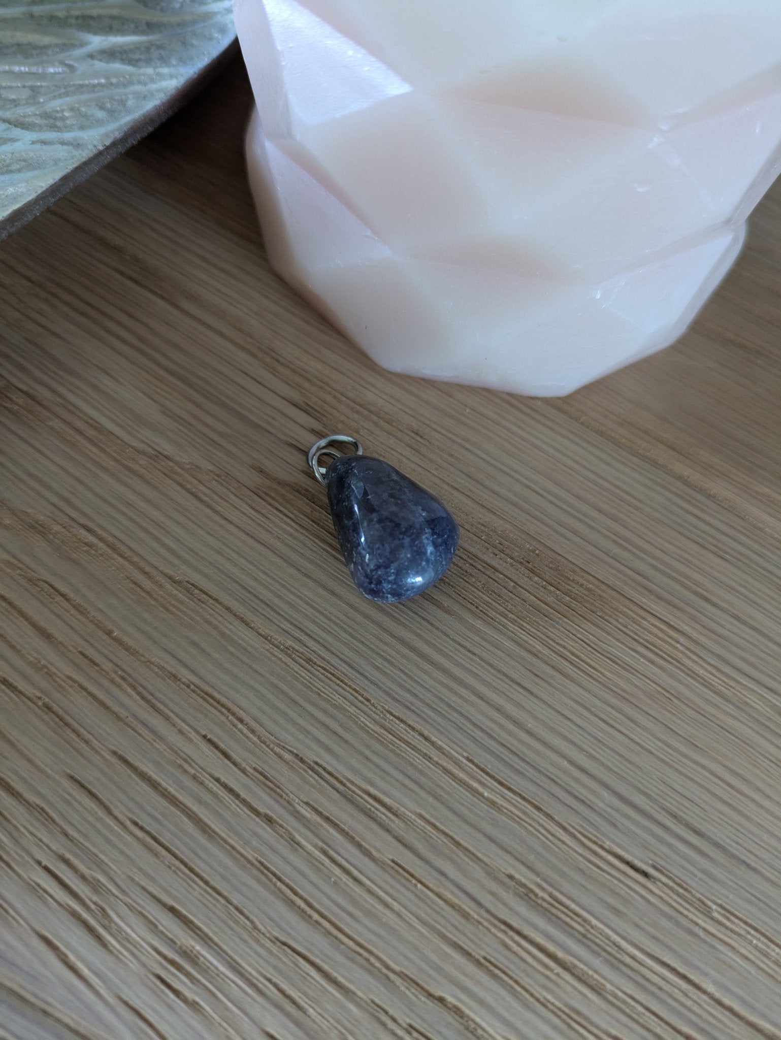 Blauwe toermalijn (indicoliet) edelsteen hanger – curated crystal by Marga Jacobs | rust, symboliek en intuïtieve zelfzorg
