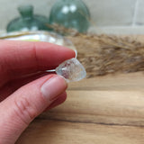 Blauwe topaas | ruw – curated crystal by Marga Jacobs | rust, symboliek en intuïtieve zelfzorg