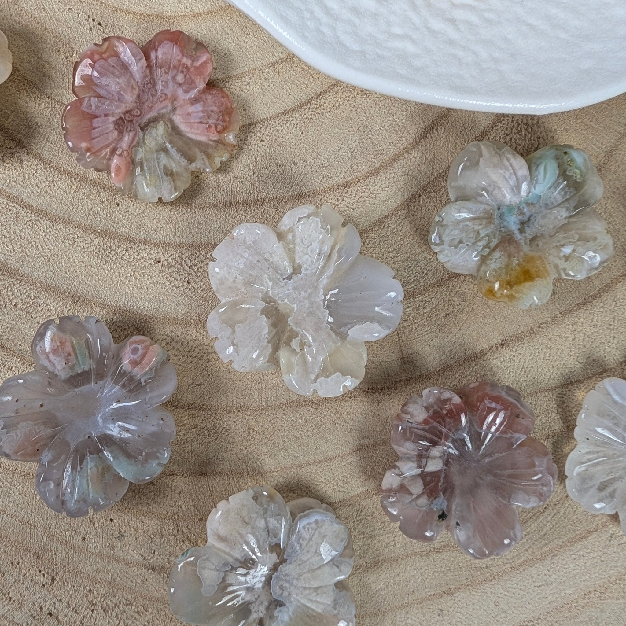 Bloemagaat bloemetje – curated crystal by Marga Jacobs | rust, symboliek en intuïtieve zelfzorg