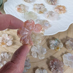 Bloemagaat bloemetje – curated crystal by Marga Jacobs | rust, symboliek en intuïtieve zelfzorg