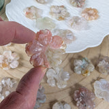 Bloemagaat bloemetje – curated crystal by Marga Jacobs | rust, symboliek en intuïtieve zelfzorg