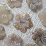 Bloemagaat bloemetje – curated crystal by Marga Jacobs | rust, symboliek en intuïtieve zelfzorg