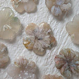 Bloemagaat bloemetje – curated crystal by Marga Jacobs | rust, symboliek en intuïtieve zelfzorg