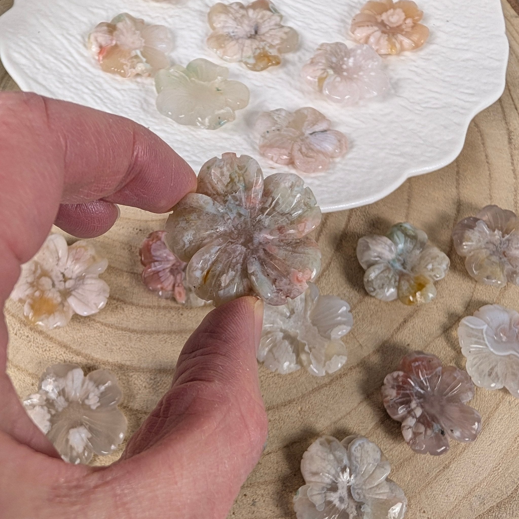 Bloemagaat bloemetje – curated crystal by Marga Jacobs | rust, symboliek en intuïtieve zelfzorg