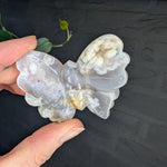 Bloemagaat vlinder – curated crystal by Marga Jacobs | rust, symboliek en intuïtieve zelfzorg