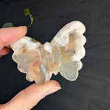 Bloemagaat vlinder – curated crystal by Marga Jacobs | rust, symboliek en intuïtieve zelfzorg