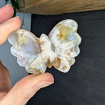 Bloemagaat vlinder – curated crystal by Marga Jacobs | rust, symboliek en intuïtieve zelfzorg