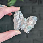 Bloemagaat vlinder – curated crystal by Marga Jacobs | rust, symboliek en intuïtieve zelfzorg