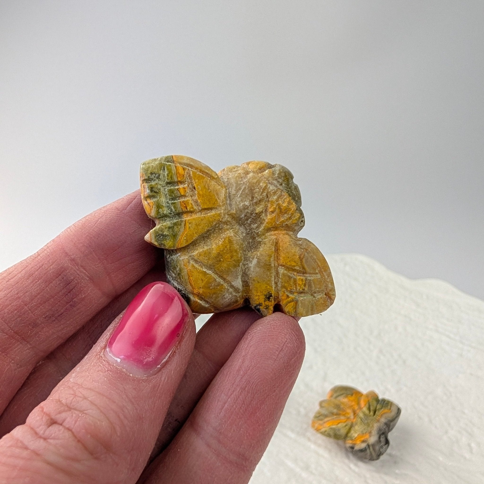 Bumblebee jaspis bijtje – curated crystal by Marga Jacobs | rust, symboliek en intuïtieve zelfzorg
