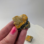 Bumblebee jaspis bijtje – curated crystal by Marga Jacobs | rust, symboliek en intuïtieve zelfzorg