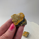 Bumblebee jaspis bijtje – curated crystal by Marga Jacobs | rust, symboliek en intuïtieve zelfzorg