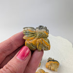 Bumblebee jaspis bijtje – curated crystal by Marga Jacobs | rust, symboliek en intuïtieve zelfzorg