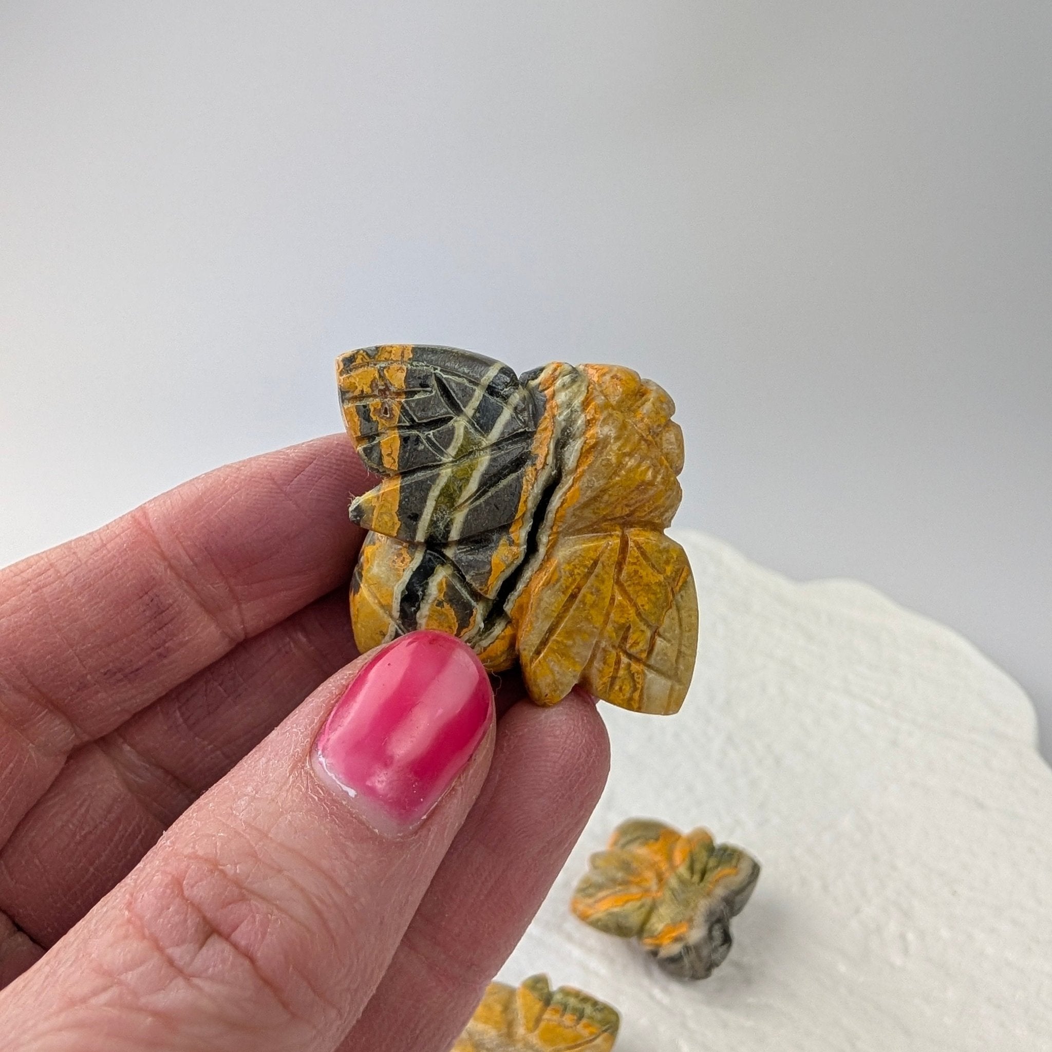 Bumblebee jaspis bijtje – curated crystal by Marga Jacobs | rust, symboliek en intuïtieve zelfzorg