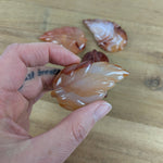 Carneool blad – curated crystal by Marga Jacobs | rust, symboliek en intuïtieve zelfzorg