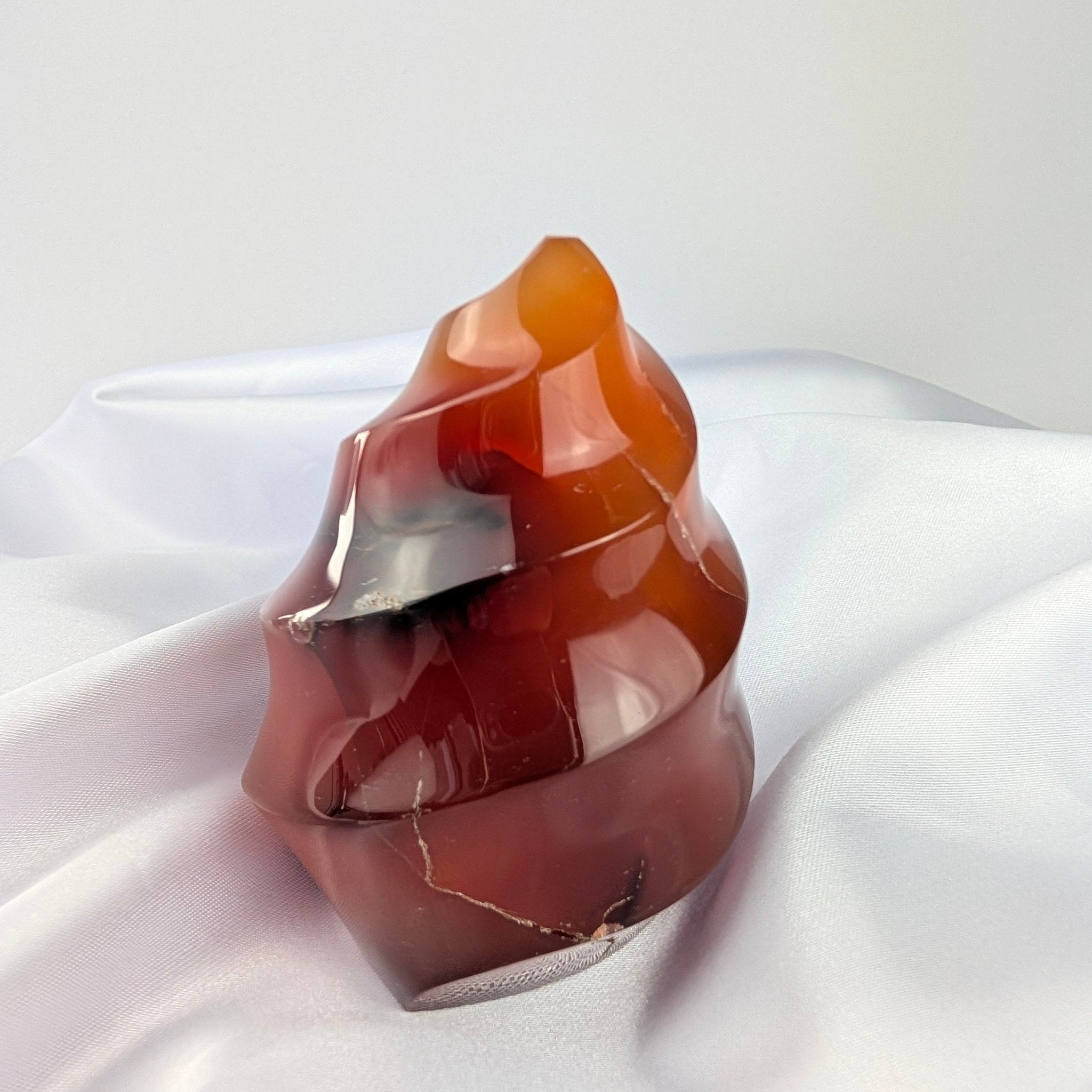 Carneool vlam – curated crystal by Marga Jacobs | rust, symboliek en intuïtieve zelfzorg