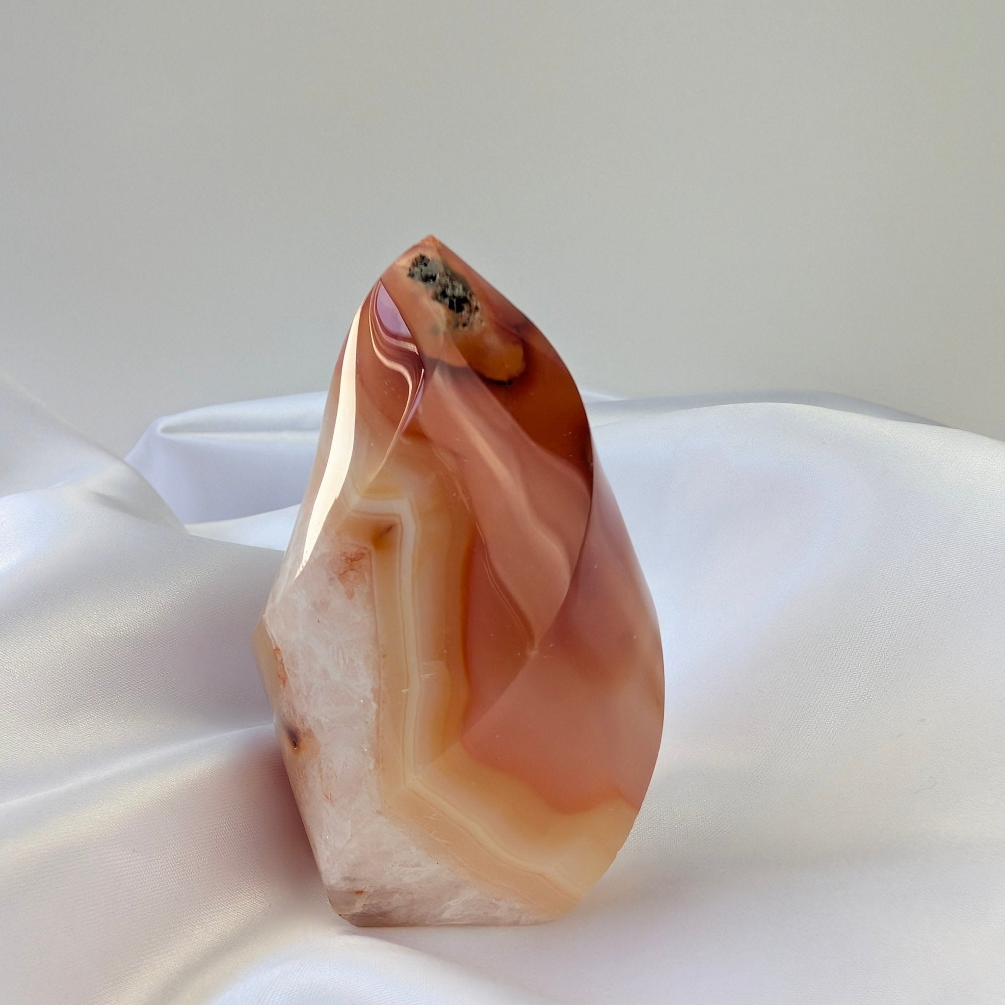 Carneool vlam – curated crystal by Marga Jacobs | rust, symboliek en intuïtieve zelfzorg