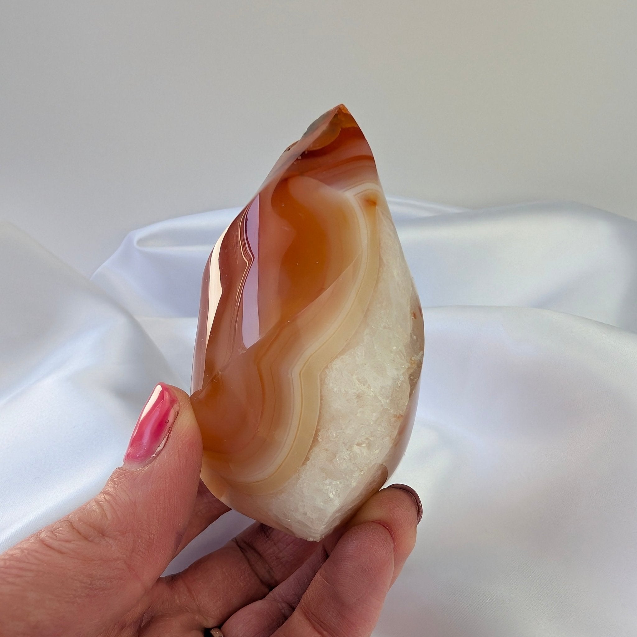 Carneool vlam – curated crystal by Marga Jacobs | rust, symboliek en intuïtieve zelfzorg