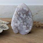 Celestien met zwarte matrix – Vrije vorm 1 (219 g) – curated crystal by Marga Jacobs | rust, symboliek en intuïtieve zelfzorg