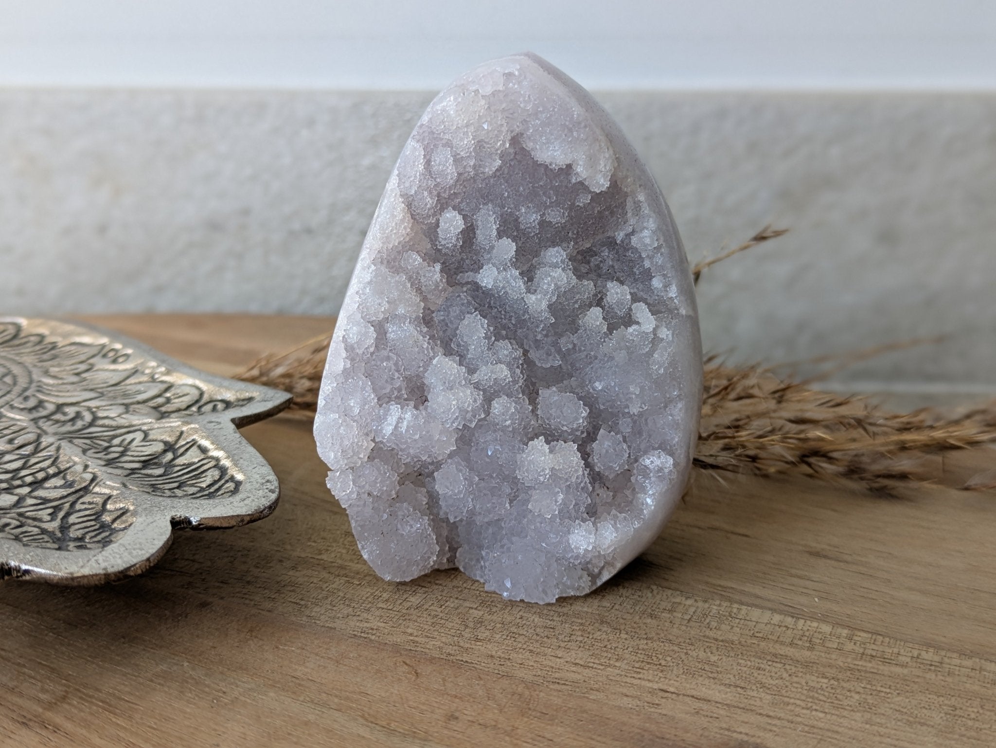 Celestien met zwarte matrix – Vrije vorm 1 (219 g) – curated crystal by Marga Jacobs | rust, symboliek en intuïtieve zelfzorg