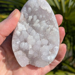 Celestien met zwarte matrix – Vrije vorm 1 (219 g) – curated crystal by Marga Jacobs | rust, symboliek en intuïtieve zelfzorg