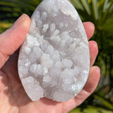 Celestien met zwarte matrix – Vrije vorm 1 (219 g) – curated crystal by Marga Jacobs | rust, symboliek en intuïtieve zelfzorg